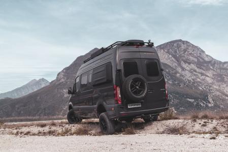 Esta camper equipa tracción integral, que le permite avanzar por terreno complicados