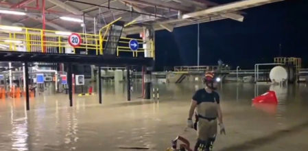 Efectivos de la UME achicando agua en Eivissa (UME)