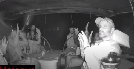 Ocupantes de una de las naves de la flotilla levantan las manos ante la intercepción de Israel