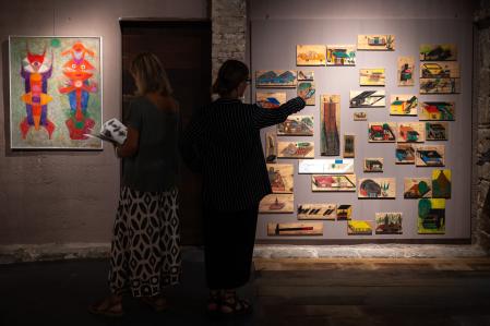 Exposicióin de Alberto Quintanilla y Ousseynou Gassama a Casa Museu Mater eb Barcelona, con Kathrin Gloda como comisaria. 01-10-2025. Foto: Miquel Muñoz / Shooitng.