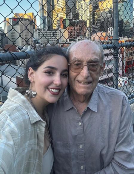 Coco Díaz junto a su abuelo Eduardo Díaz