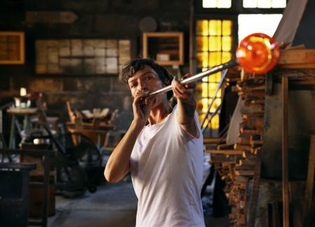 El trabajo del vidrio es tanto de una gran exigencia física como poético