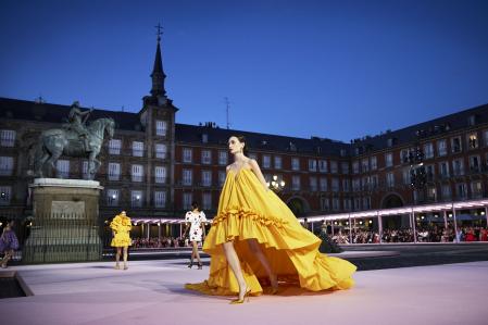 Vestidos de noche de tafetán de seda con salones a juego