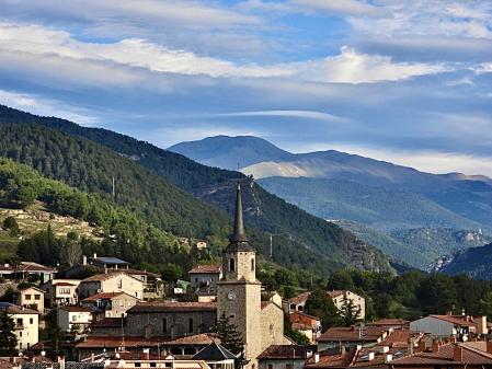 Nubes lenticulares en el Pirineo orientas vistas desde Campdevànol.