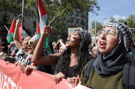 Participantes en la manifestación en favor de Palestina este sábado en Barcelona