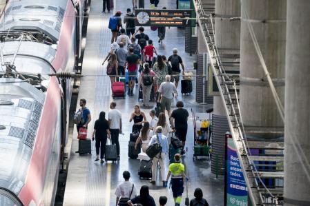 Varias personas uno de los andenes de la estación de Atocha-Almudena Grandes, a 11 de agosto de 2023, en Madrid (España). Renfe ofrece un millón y medio de plazas en alrededor de 5.000 trenes, entre AVE, Avlo, Alvia, Euromed, Intercity, Avant y Regionales, para facilitar los desplazamientos de los viajeros en este puente de la Asunción, que comienza este viernes y finalizará el próximo martes, 15 de agosto. Este puente de agosto coincide con el inicio o el final de las vacaciones de verano de muchos viajeros, por lo que Renfe espera una alta ocupación en todos los trenes.