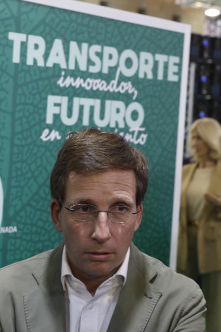 GRAFAND896. MÁLAGA, 01/10/2025. El alcalde de Madrid, José Luis Martínez-Almeida, tras su intervención en el foro Greencities que se ha inaugurado este miércoles en Málaga, con más de un centenar de ciudades y municipios de 27 países, y más de 200 empresas y entidades en busca de novedades para mejorar la sostenibilidad, movilidad y la digitalización. EFE/Jorge Zapata