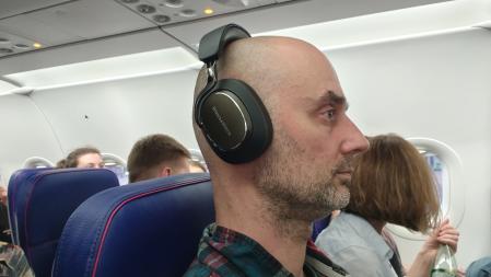 En un avión, los Px8 S2 cancelan la mayoría de los ruidos.