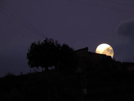 La masía de Campdevànol iluminada por la luna llena.