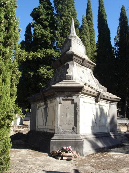 Tumba de Ramón Chíes, erigida por suscripción nacional.