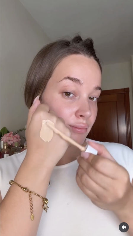 Tina Beauty aconseja aplicar primero la base de maquillaje en el dorso de la mano y aplicarla con una brocha