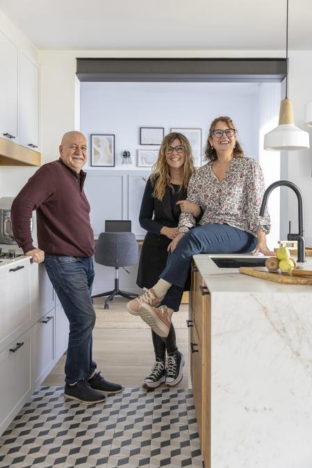 Los propietarios Antoni Pérez y Eva Lloveras junto con Montse Morales, interiorista encargada de la reforma