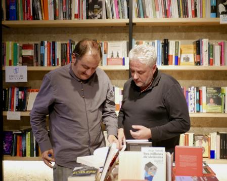 Francesc Miralles y Álex Rovira, en una cafetería-librería de Madrid&nbsp;