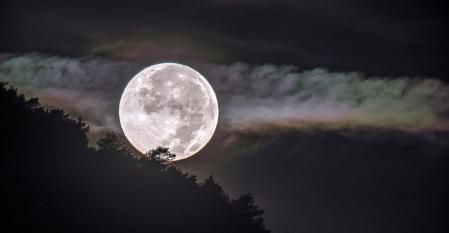 Iridiscencia en la Luna del Cazador.