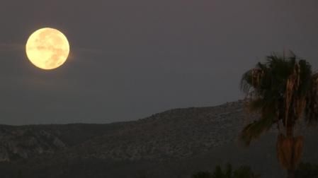 La superluna vista desde Gavà, sobre el macizo del Garraf.