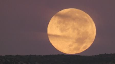 La superluna vista desde Gavà, sobre el macizo del Garraf.