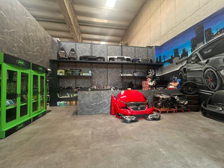 Cuando un cliente solicita una pieza que no se encuentra disponible en el catálogo, la empresa se encarga de localizarla