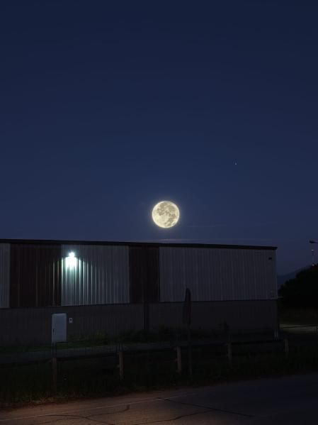 Luna del Cazador sobre el edificio.