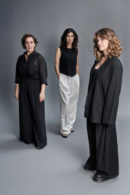 Clara Segura, Elena Martín, Elisabet Casanovas conforman una fuerza actoral con compromiso en el centro.