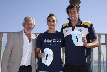 Fernando Carpena, presidente de la RFEN, con los mejores porteros de la liga pasada, Martina Terré y Unai Aguirre