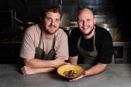 Toni Solans y David Romero en la cocina de Mantis