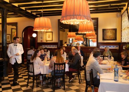 El 7 Portes custodia en las paredes de su sala pinturas modernistas de artistas de la época