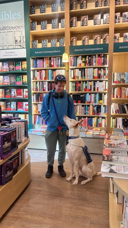 Álex Nogales y Maylo comprando libros. 