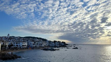 Rayos crepusculares y nubes en Calella de Palafrugell.