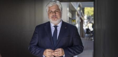 Albert Batet, presidente de Junts en el Parlament, posa para ‘Guyana Guardian’ un día después del debate de política general (Mané Espinosa)