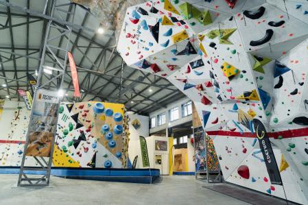Climbat se encarga del mantenimiento del histórico Túnel de la Foixarda, un espacio gratuito y abierto en Barcelona donde generaciones de personas han aprendido a escalar