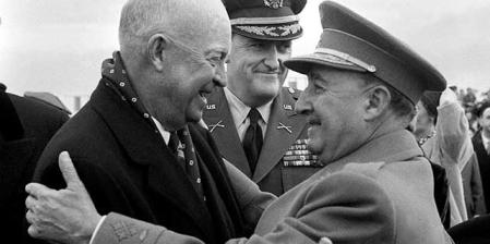 Franco despide al presidente Eisenhower tras su visita oficial, Torrejón de Ardoz (Madrid), 22-12-1959.