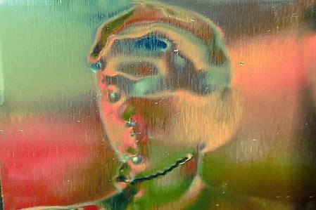 Retrato abstracto de mujer captado a partir de una lata.