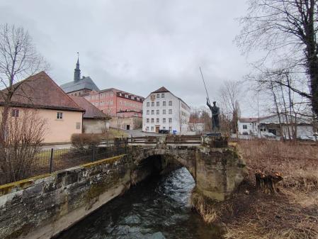 El edificio con paredes rosáceas es el monasterio en el que Francisco reside
