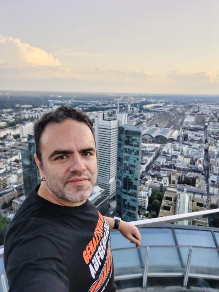 Aunque asegura que su sueldo se ha multiplicado, para Francisco no tiene sentido si no puede compartirlo con nadie