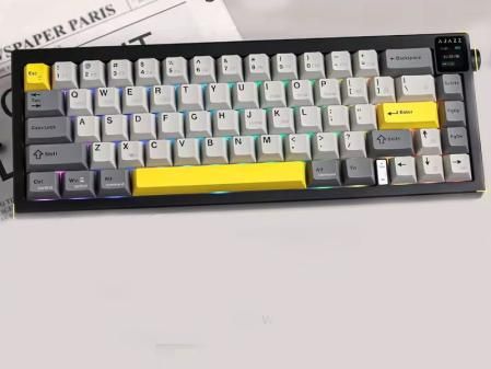 El teclado está disponible entre opciones de color: Purple white blue, Black grayish yellow y Gradient powder.