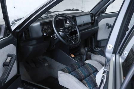 El interior está en perfecto estado, con asientos Recaro&nbsp;