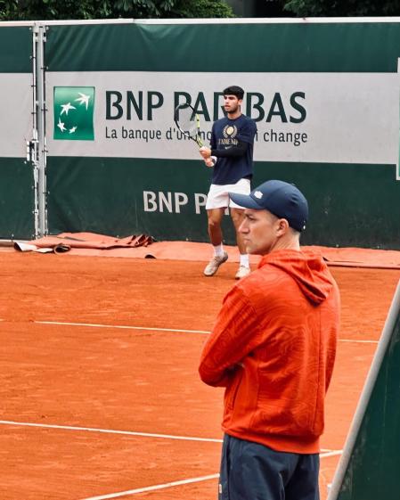 El médico ha pasado muchas horas junto a Carlos en la pista
