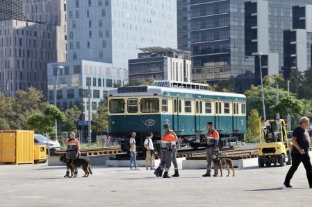 Una fuerte presencia de seguridad privada alrededor de los trenes recién restaurados