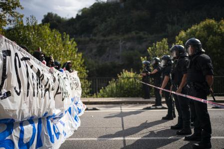 Manifestantes y fuerzas del orden