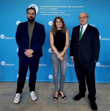 De izquierda a derecha en la imagen, los tres codirectores de la Cátedra: Antonio Roade, de Adolfo Domínguez, y la profesora Mònica Ardanuy y el profesor Enric Carrera, de la UPC