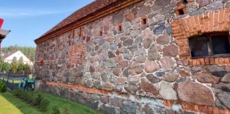 La casa del horror en Polonia: ventanas tapeadas y cortinas gruesas