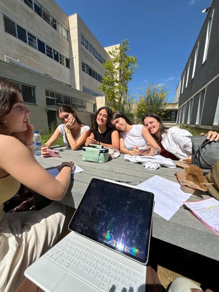 Sonia y sus amigas en la universidad
