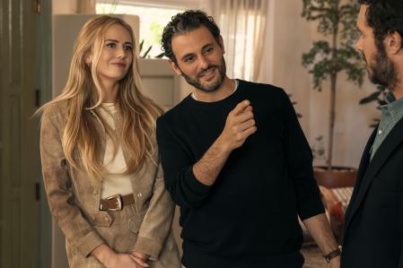 Justine Lupe con Arian Moayed, con quien coincidió en la serie 'Succession'.