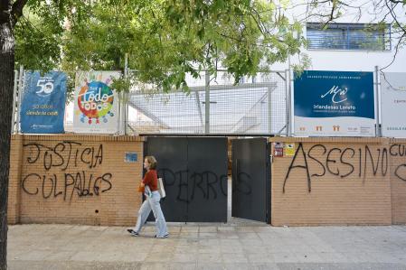 Pintadas en el colegio Las Irlandesas en Sevilla en el que estudiaba Sandra.&nbsp;