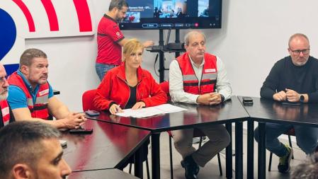 Emilio Argüeso, segundo por la izquierda y junto a la consellera Salomé Pradas, la tarde del 29 de octubre en el CECOPI&nbsp;