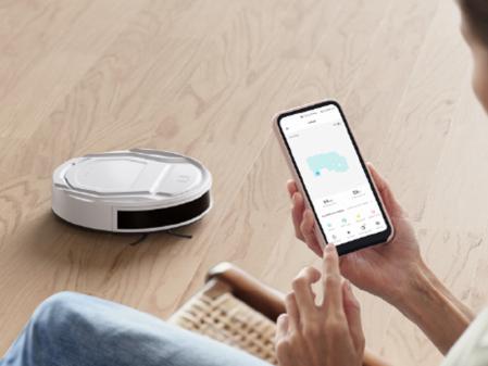 Persona controlando el robot con su móvil