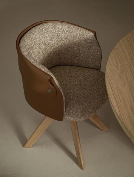 La silla Ozzy tiene el respaldo de cuero plegado