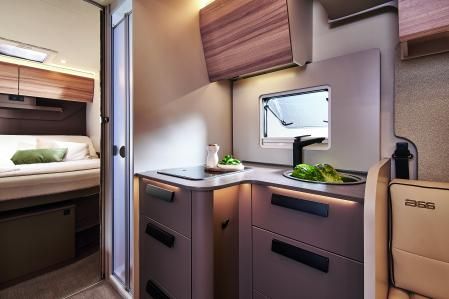 La cocina es muy práctica y dispone de diversos armarios y cajones para el almacenaje&nbsp;