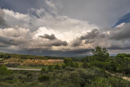 Cielo de tormenta al atardecer en Sant Quintí de Mediona.