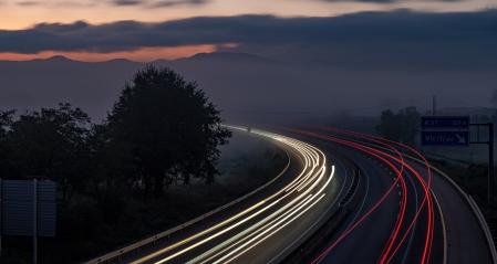 Las luces de la carretera al amanecer, en Vic.
